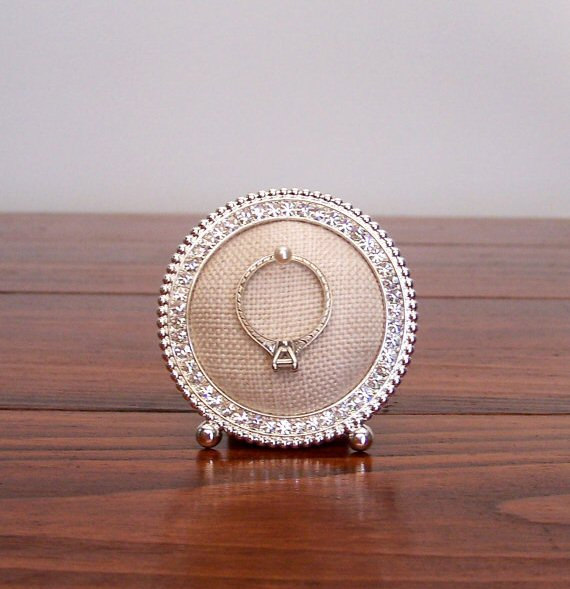 8 Creative Ring Holders (ring frame by The Charming Peach)
