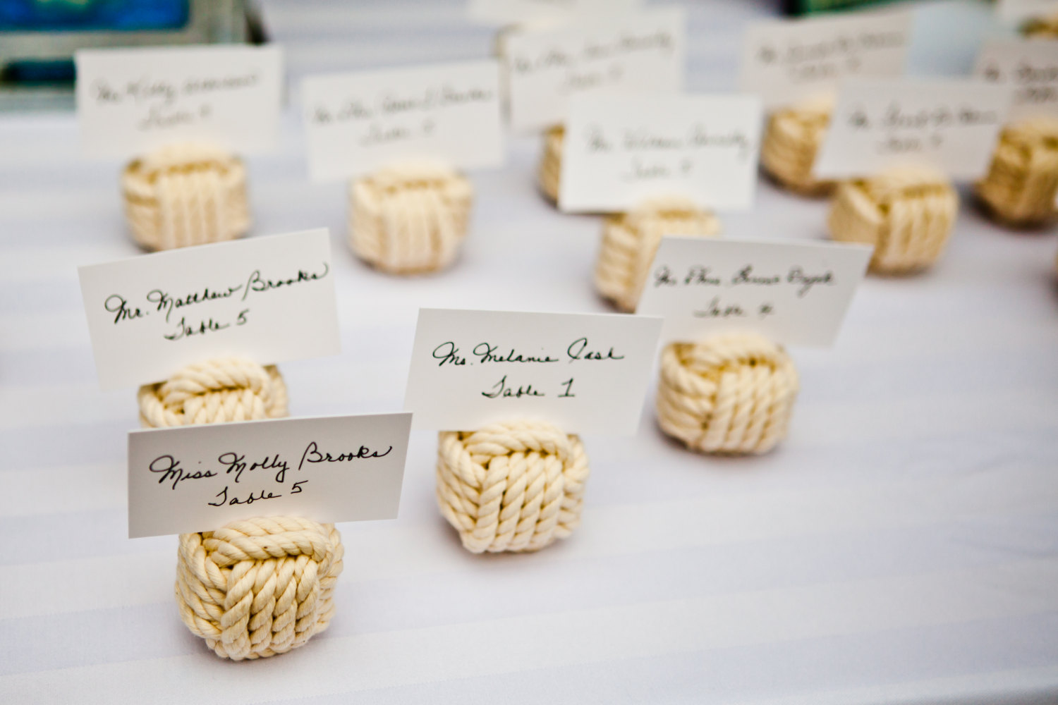 rope knot place card holders to decorate for beach wedding | via knotical hardware | via emmalinebride.com
