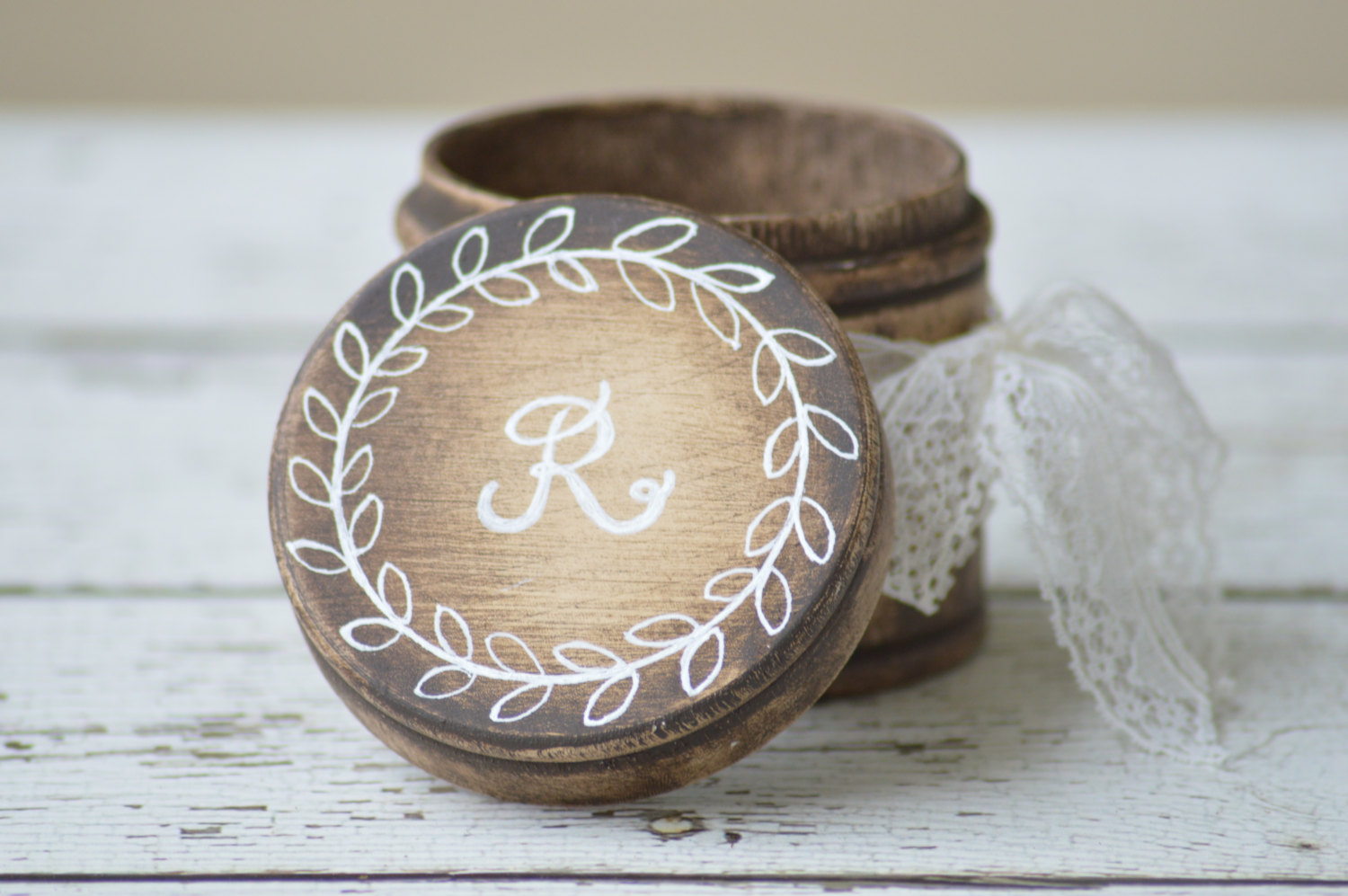 round ring box | via Rustic Ring Pillows http://emmalinebride.com/ceremony/rustic-ring-pillows/