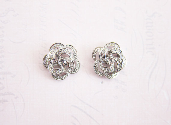 Flower shaped earrings | Vintage inspired bridal earrings | https://emmalinebride.com/bride/vintage-inspired-bridal-earrings