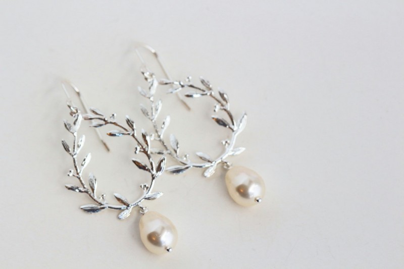 silver laurel wreath pearl earrings | by jacaranda designs | https://emmalinebride.com/bride/pearl-earrings-bride/ | pearl earrings bride