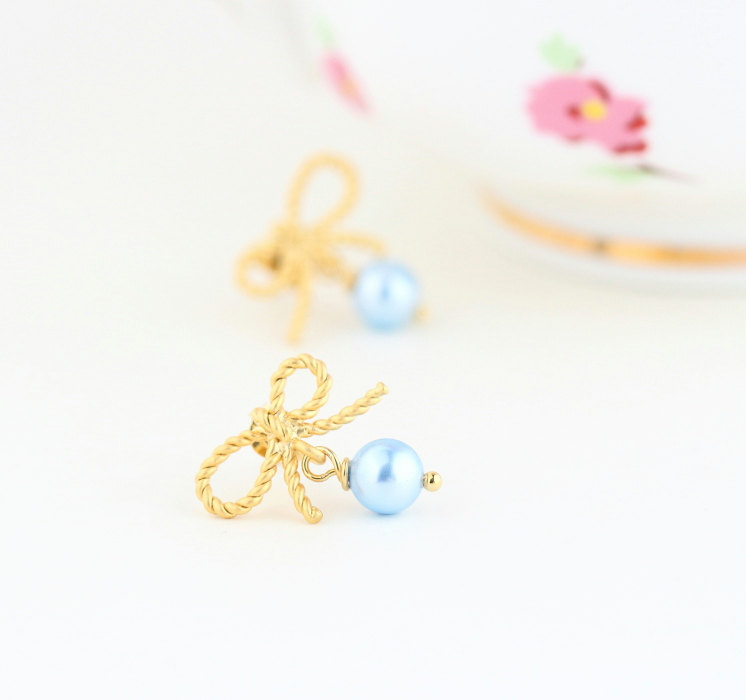 something blue pearl earrings for the bride | by jacaranda designs | https://emmalinebride.com/bride/pearl-earrings-bride/ | pearl earrings bride