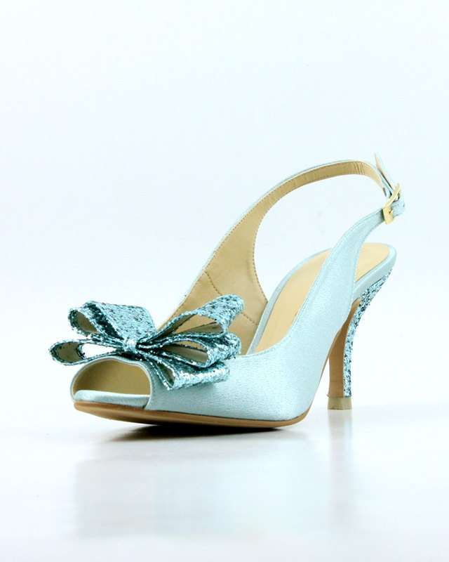something blue shoes | via 10 NEW Something Blue Ideas | https://emmalinebride.com/bride/new-something-blue/