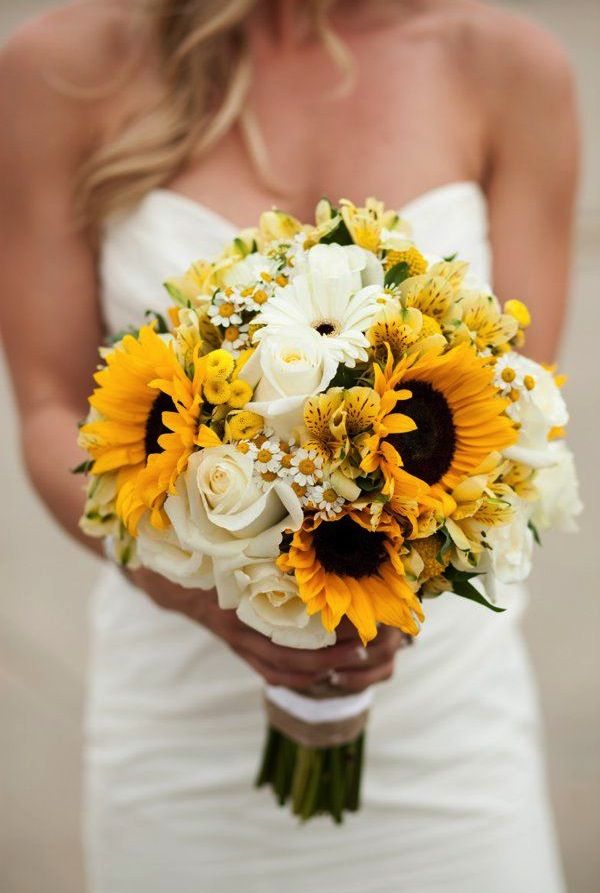 sunflower and roses bouquet - photo: ashton howard | rose bouquets weddings via https://emmalinebride.com/bouquets/rose-bouquets-weddings/