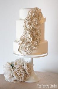 wedding cake without toppers // white canke with cascading flowers
