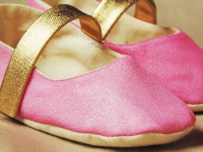 up close of hot pink and gold flower girl shoes