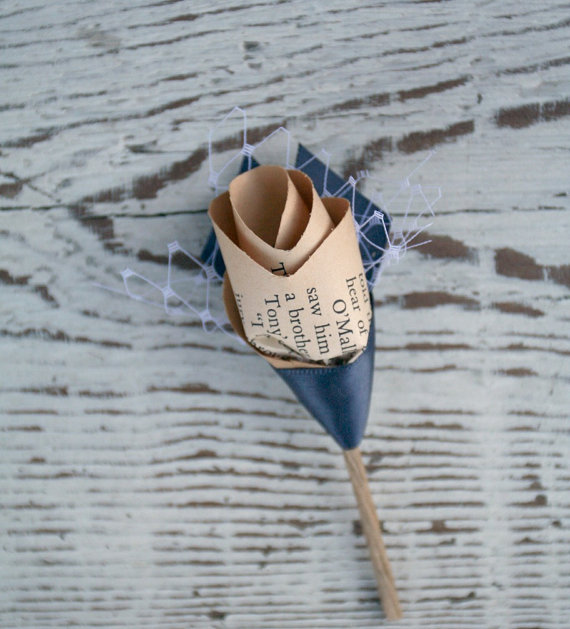 vintage boutonniere | via What Kind of Boutonniere to Pick (and Why) https://emmalinebride.com/groom/what-kind-of-boutonniere/