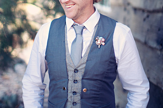 vintage button boutonniere | photo: clay austin | via What Kind of Boutonniere to Pick (and Why) https://emmalinebride.com/groom/what-kind-of-boutonniere/