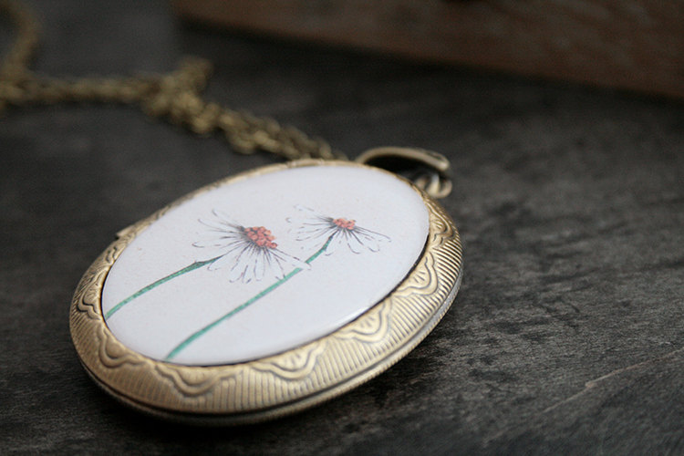 vintage daisy locket by TheBlueRabbitHouse | daisy ideas theme weddings