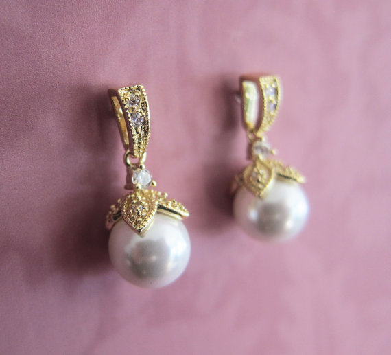 Vintage gold pearl earrings | vintage bridal earrings | https://emmalinebride.com/bride/vintage-inspired-bridal-earrings