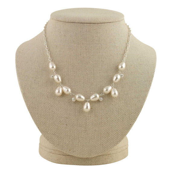 vintage inspired pearl necklace | pearl necklaces brides https://emmalinebride.com/bride/pearl-necklaces-brides/