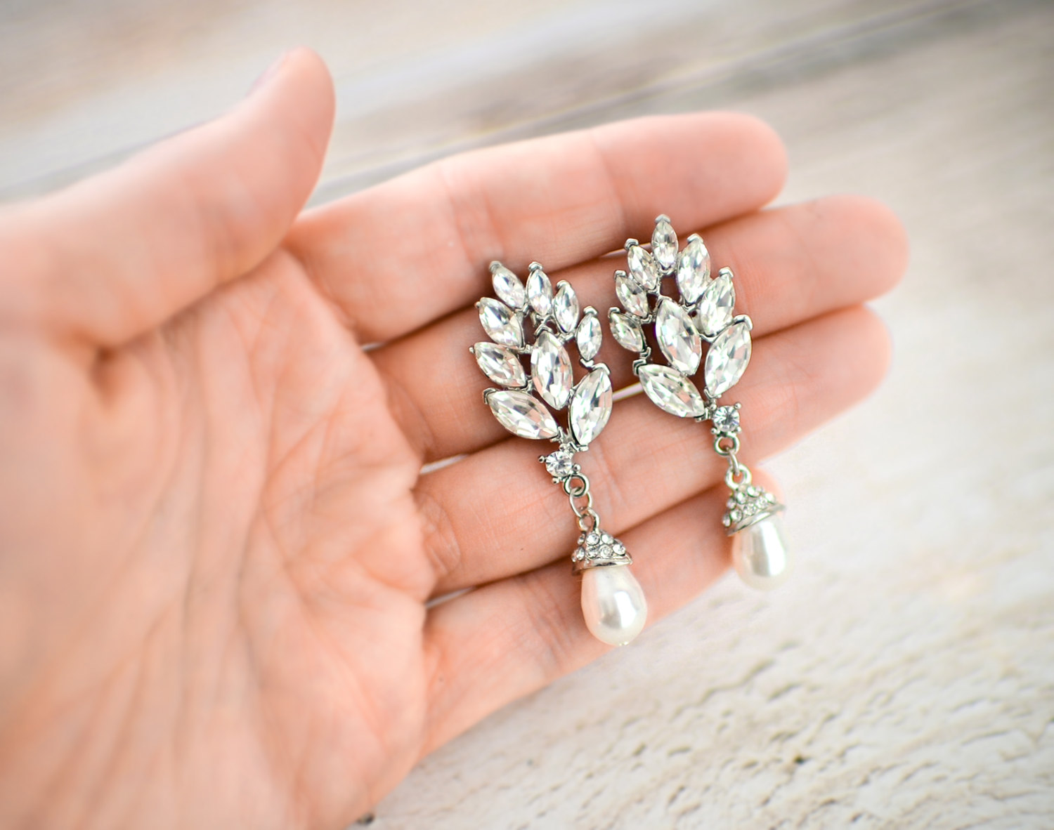 vintage style bridal earrings with pearl
