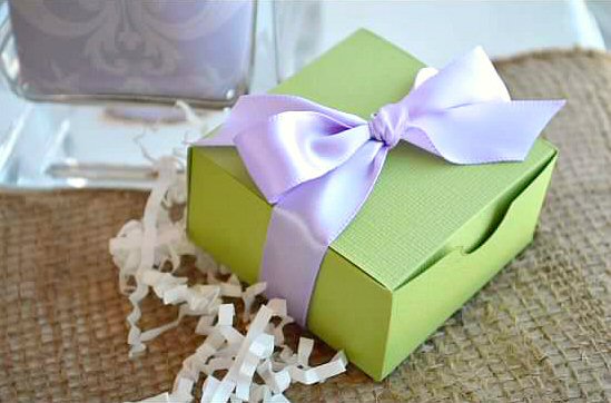 wedding favor boxes - lime green box with white ribbon (by sosia to go)