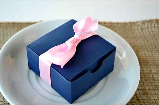 wedding favor boxes - navy blue with pink ribbon (by sosia to go)