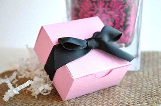 wedding favor boxes - pink with black ribbon (by sosia to go)