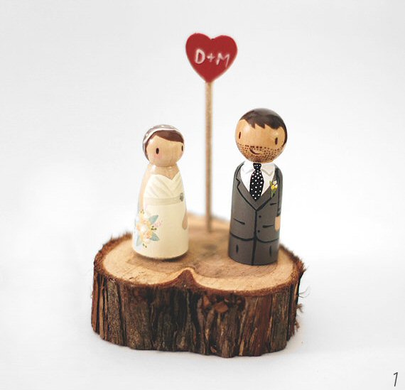 31 Amazing Wood Grain Wedding Ideas (couple cake topper on wood slab - by love birds goods)