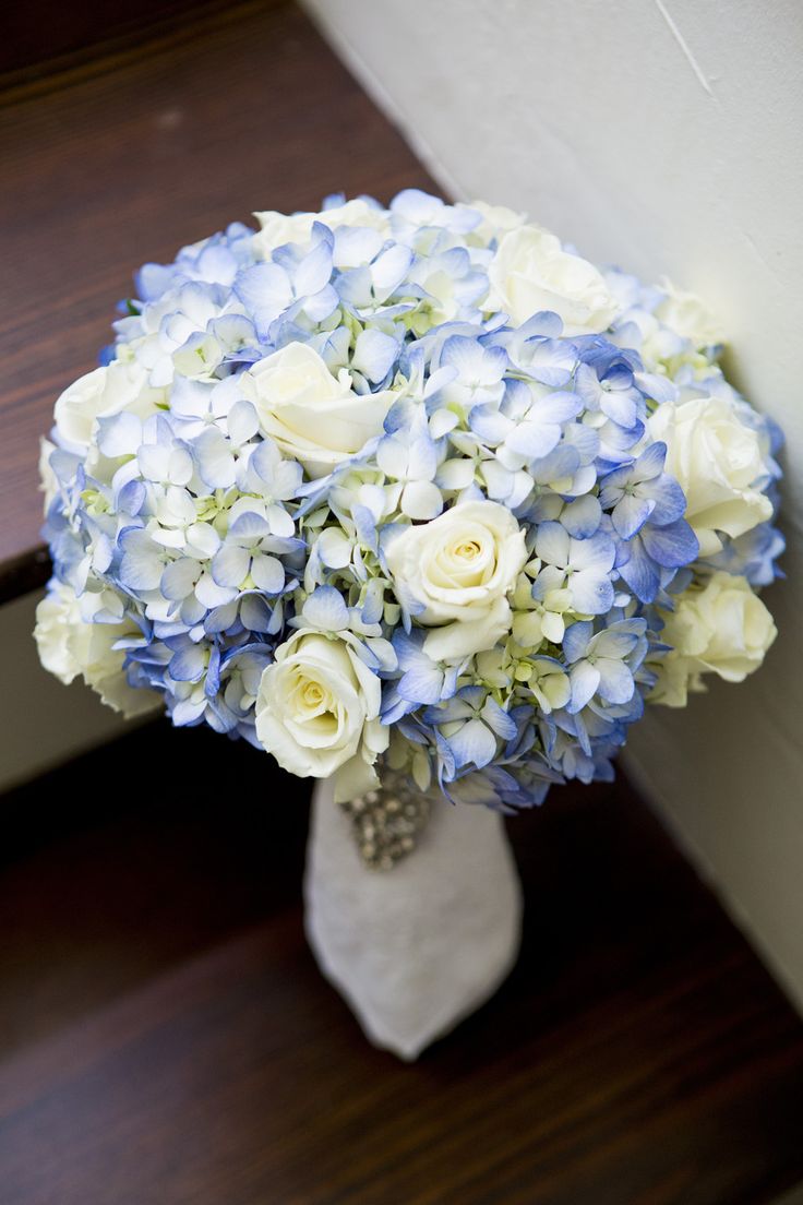 white rose and blue hydrangea wedding bouquet - photo: tonya beavers photography, floral design: dottie b florist | rose bouquets weddings via https://emmalinebride.com/bouquets/rose-bouquets-weddings/