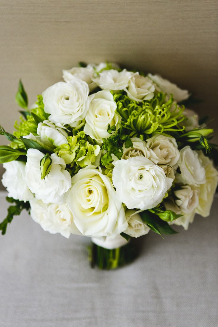 white rose bouquet with greenery - photo: jpp studios | rose bouquets weddings via https://emmalinebride.com/bouquets/rose-bouquets-weddings/