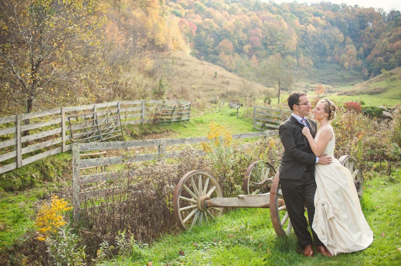 Rustic Mountain Wedding | Photographer: YouAreRaven | via https://emmalinebride.com/real-weddings/rustic-mountain-wedding-caroline-alex